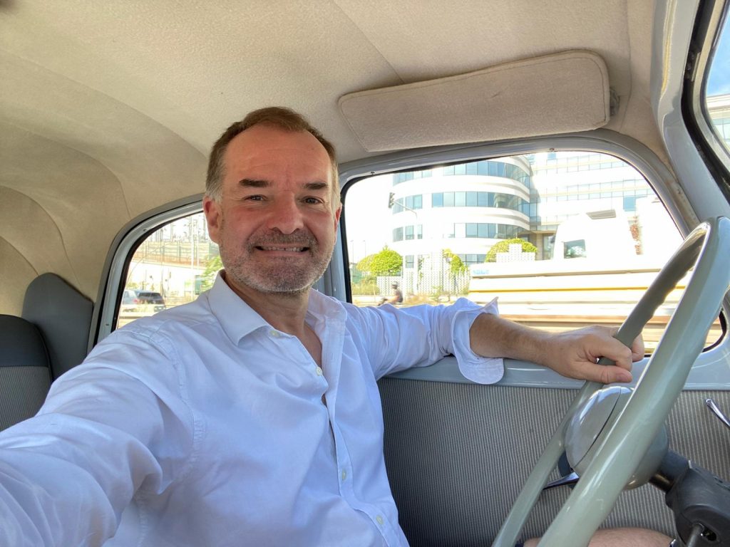 Location de voiture de mariage avec chauffeur : comment ça fonctionne ? 1 Location voiture ancienne mariage chauffeur 03