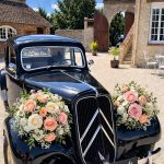 Pourquoi choisir une Citroën Traction pour votre mariage ? 2 manumariage bouquet aile avant 01