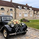 Pourquoi choisir une Citroën Traction pour votre mariage ? 1 manumariage bouquet dessus capot 01